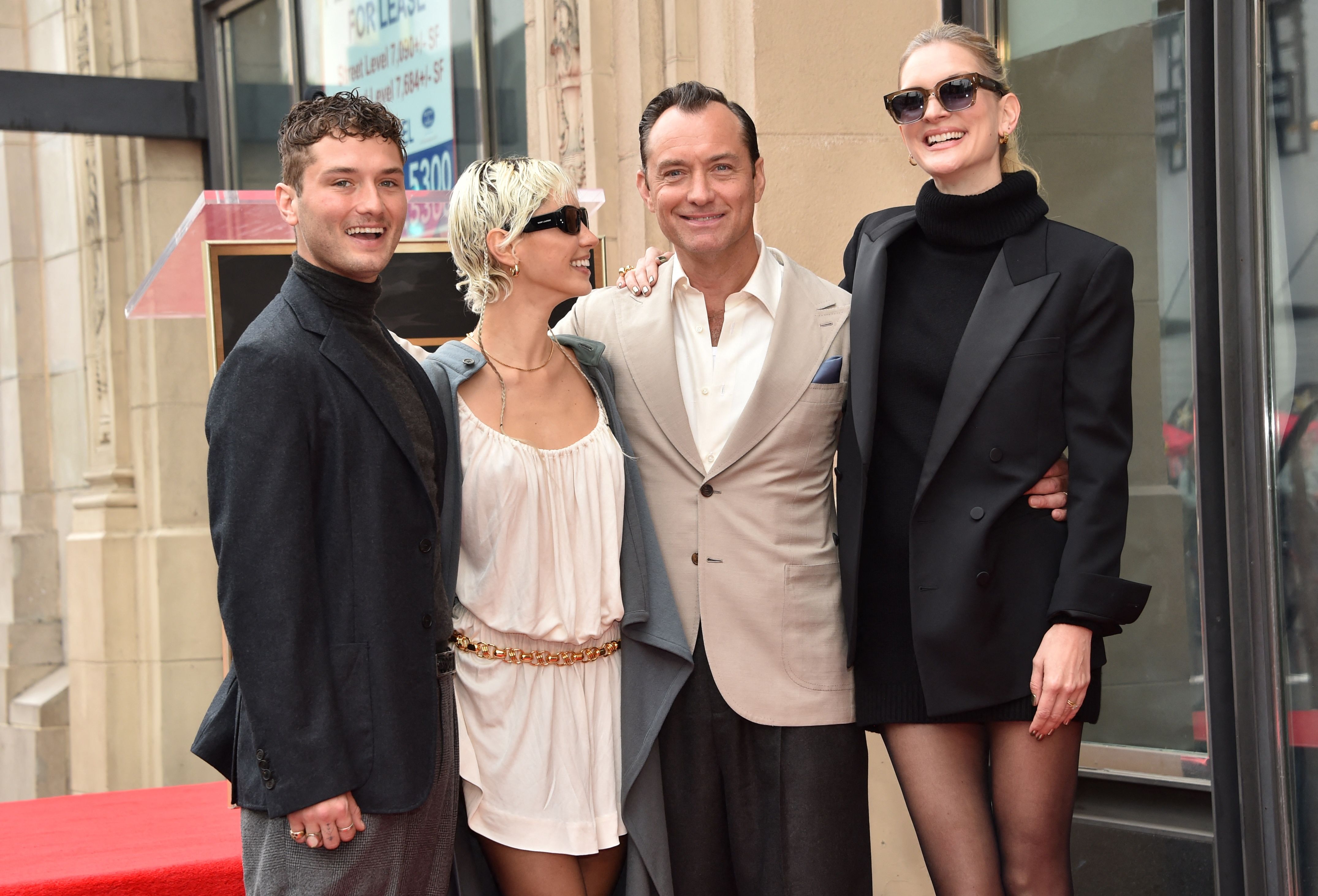 Quando Iris e Raff, figli di Jude Law, hanno celebrato la stella sulla Walk of Fame del papà