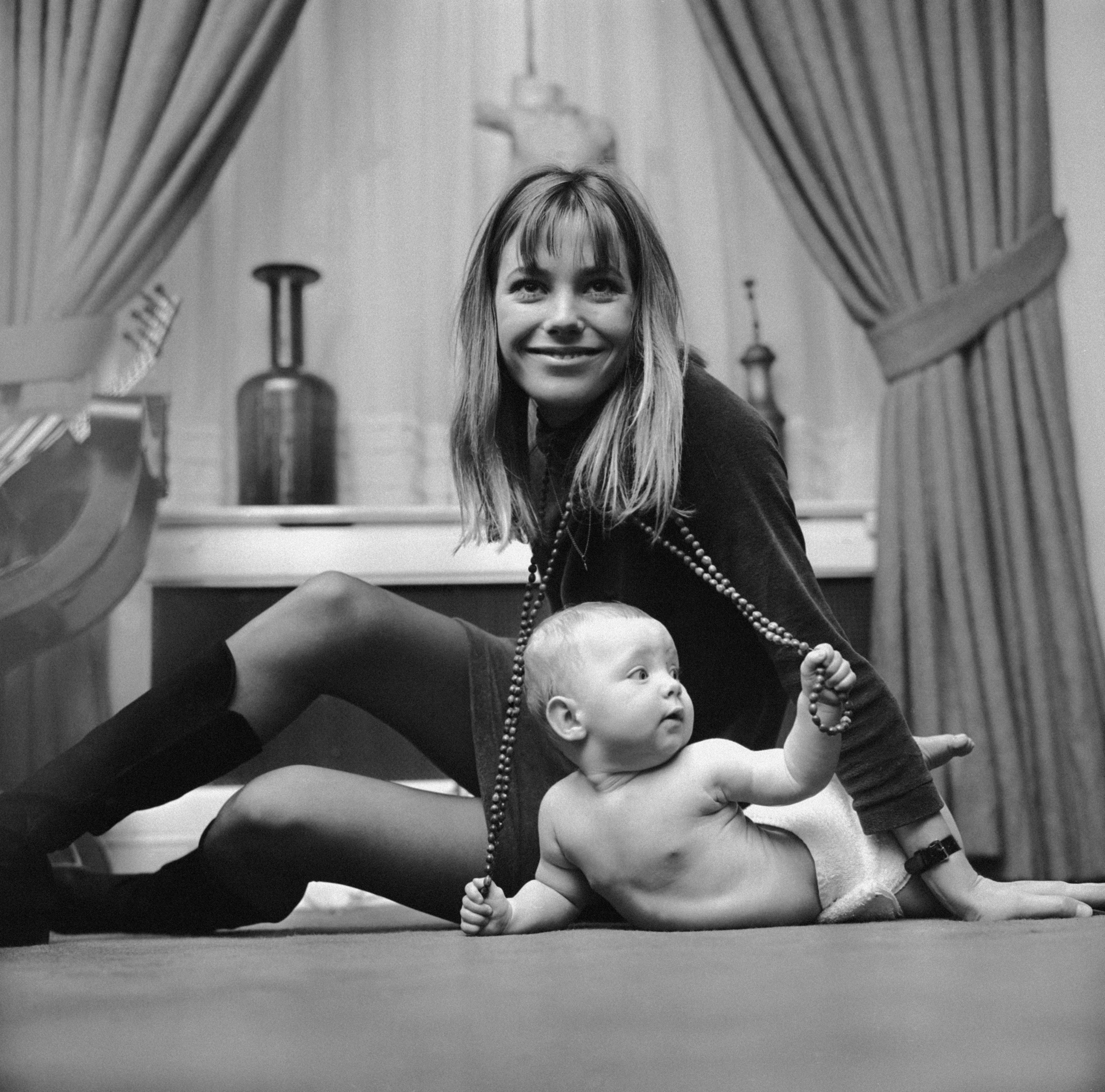 https://hips.hearstapps.com/hmg-prod/images/english-actress-and-singer-jane-birkin-with-7-month-old-news-photo-1626380190.jpg