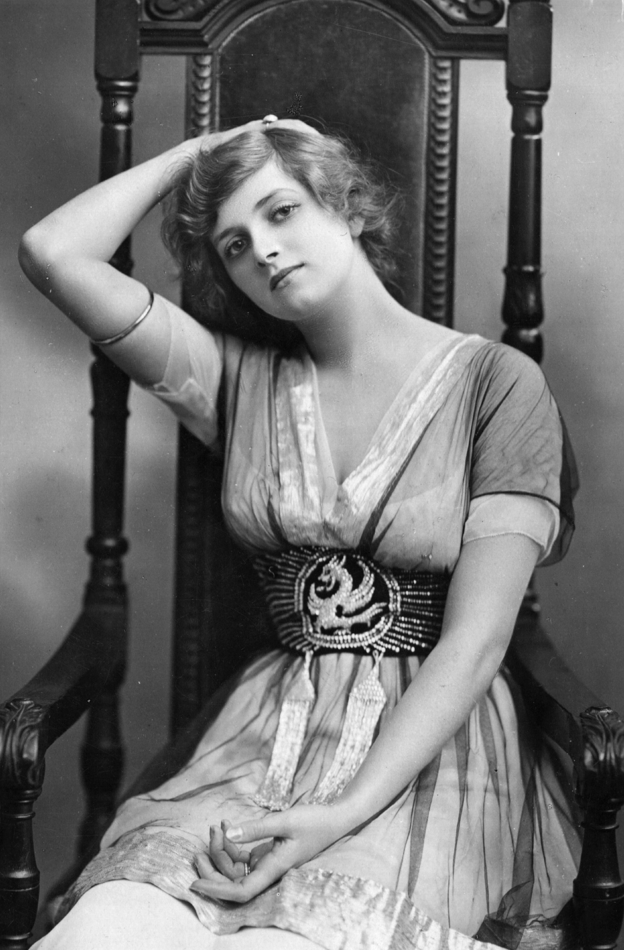 Dame Gladys Cooper's 11 Style Moments - Gladys Cooper Fashion Legacy