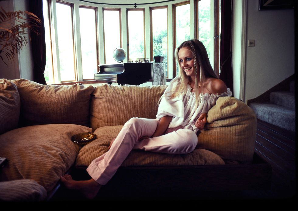 twiggy at home in hollywood in 1983