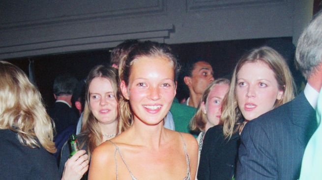Kate Moss, la top model compie 50 anni: le foto da giovane