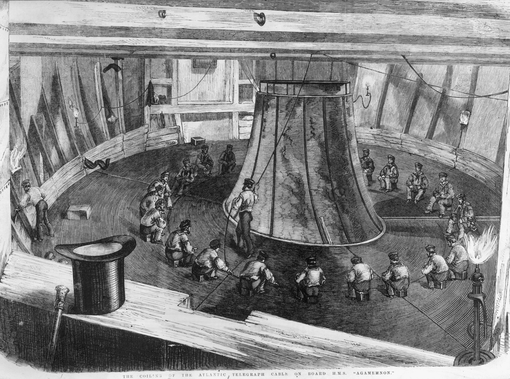 de kabel in het ruim van de hms agamemnon moest tijdens het varen behoedzaam worden afgerold om hem overboord te laten zakken en in zee te leggen