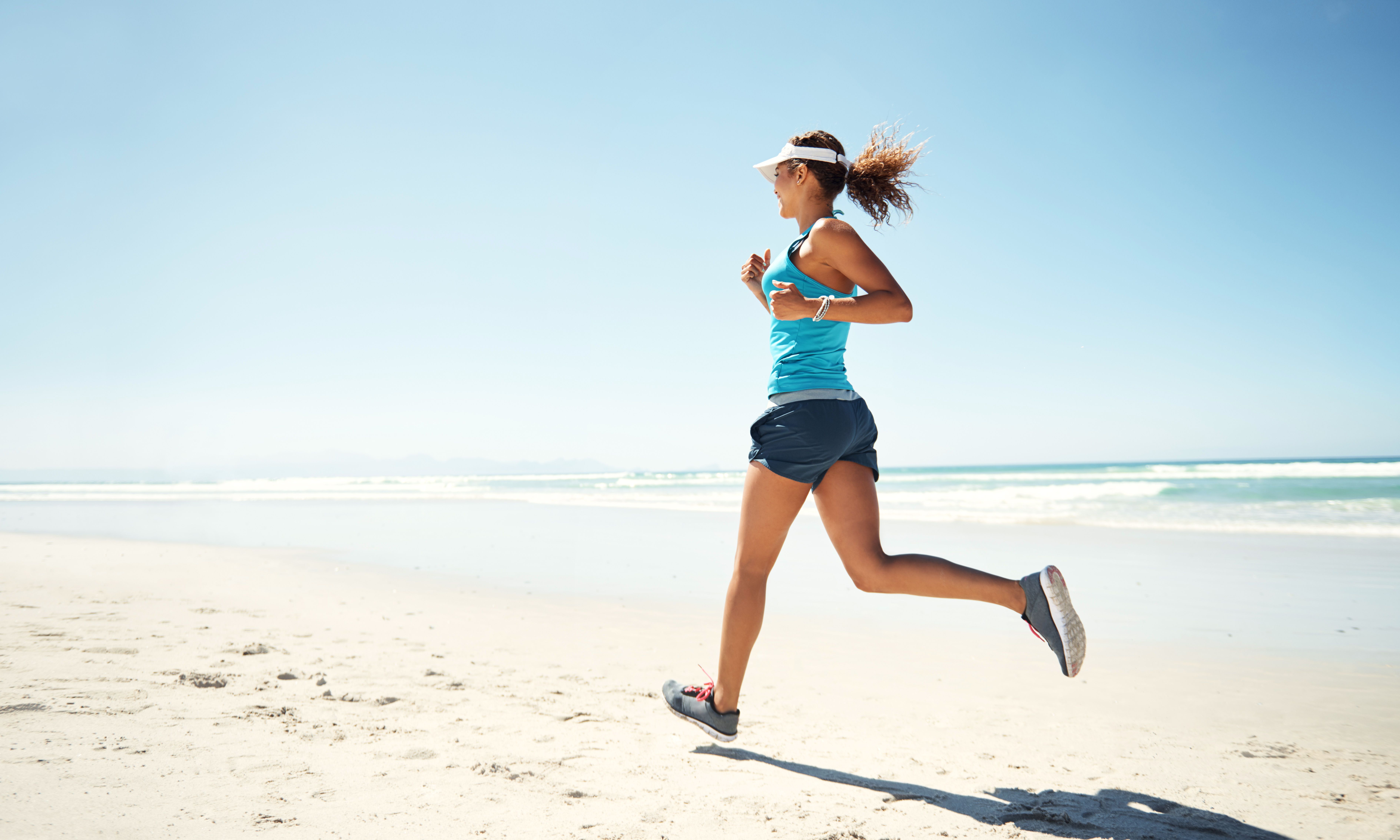 On running. Девушка бежит. Девушка бежит в море. Пробежка вдоль моря. Пробежка по берегу моря.