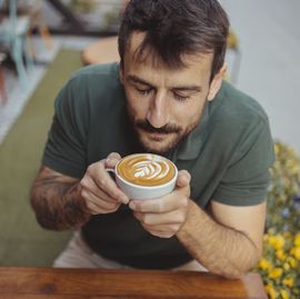 hombre tomando un café