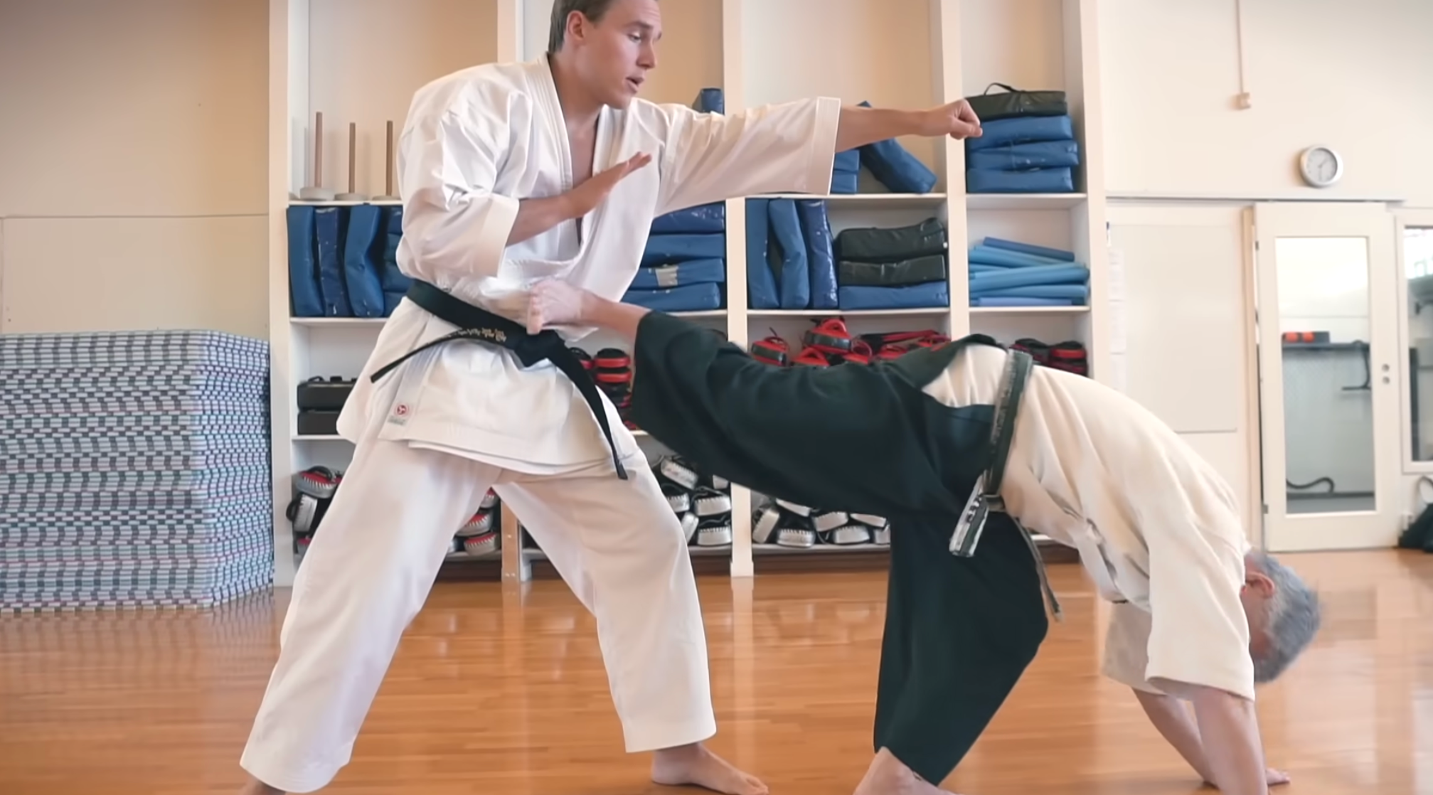 Un Instructor De Karate Estudi Taido E Intent Ganar Una Pelea 