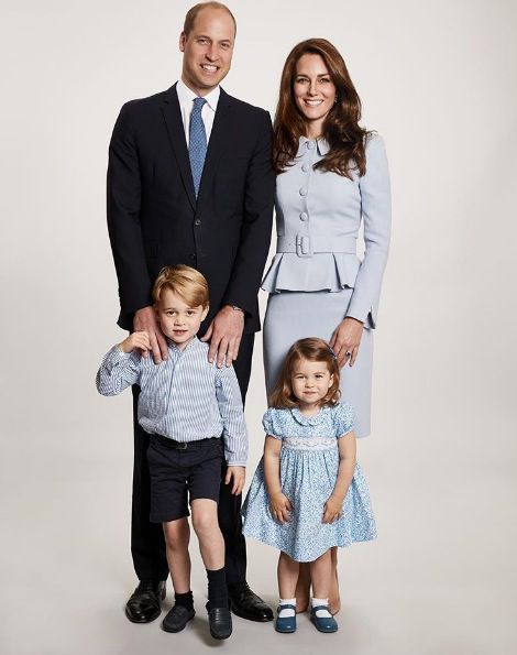 el principe guillermo y kate middleton posando con sus hijos jorge y carlota