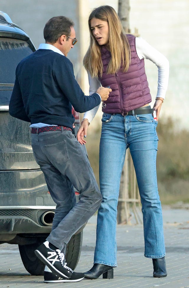 la pareja charla junto a su coche