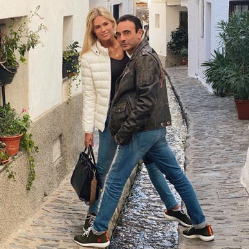 enrique ponce y ana soria posan juntos, con las mismas zapatillas, en una callejuela empedrada