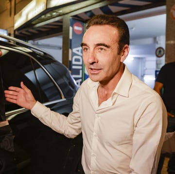 el torero con camisa blanca junto a un coche
