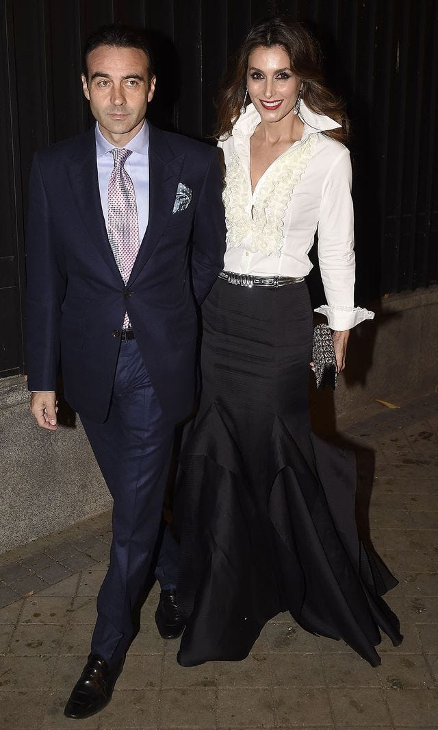 enrique ponce y paloma cuevas posando abrazados en la calle