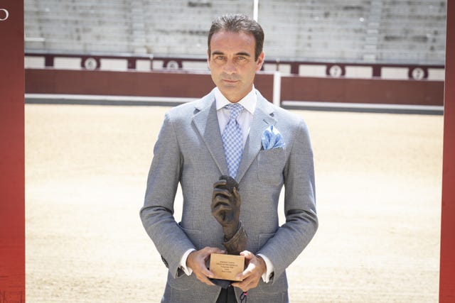 enrique ponce recibe un premio a su trayectoria