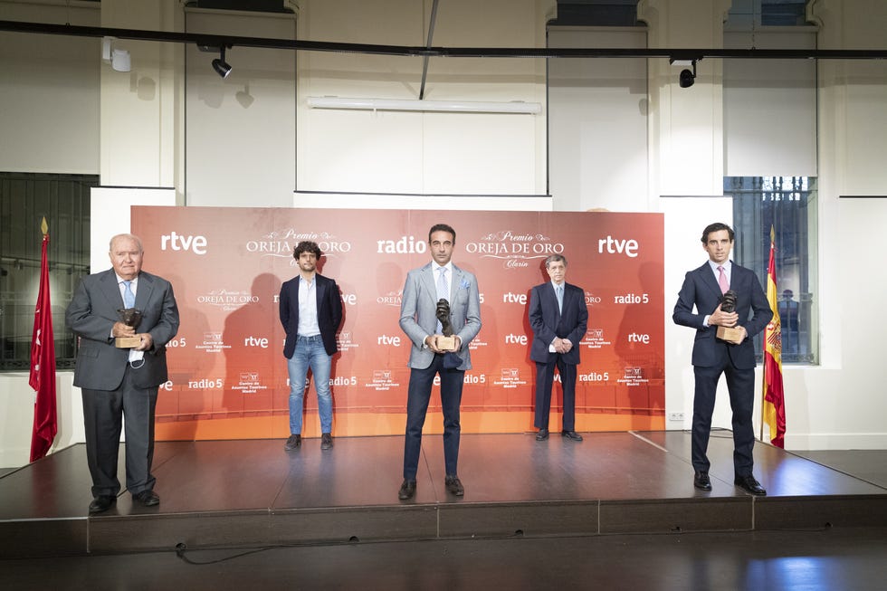 enrique ponce recibe un premio a su trayectoria