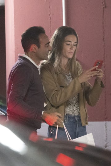 el torero y su novia miran un movil