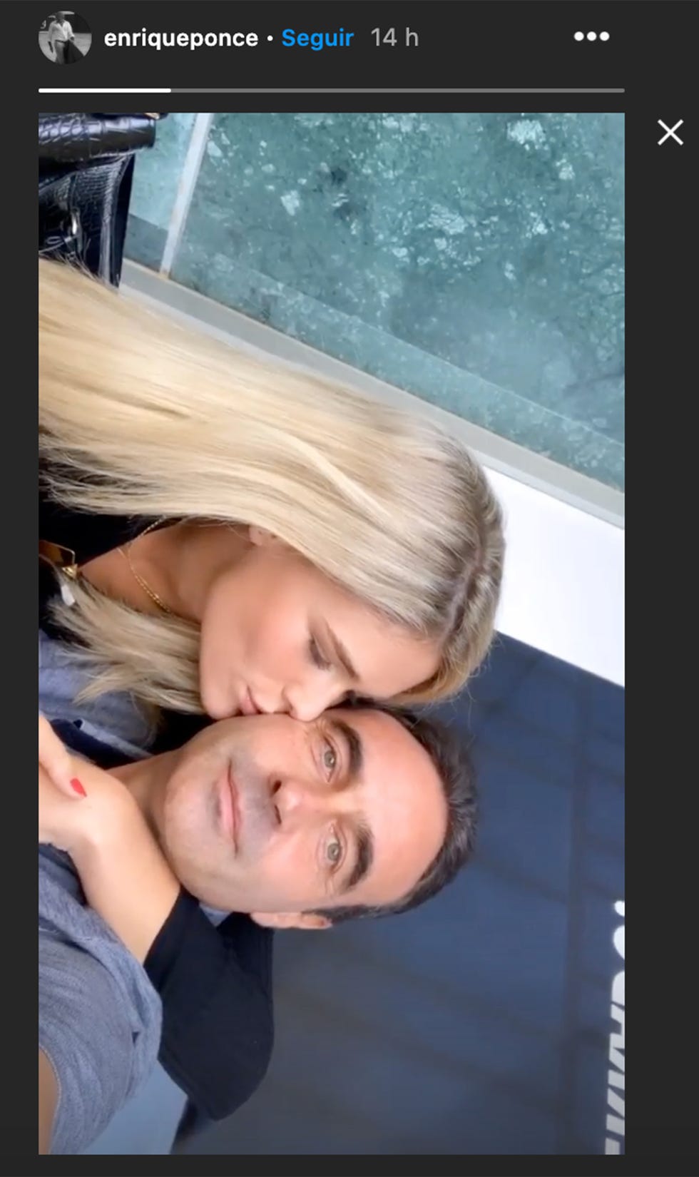 ana soria besa a enrique ponce durante una escapada romántica