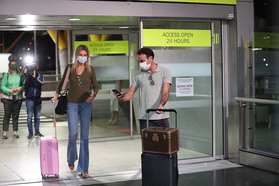 enrique ponce y ana soria en el aeropuerto de barajas