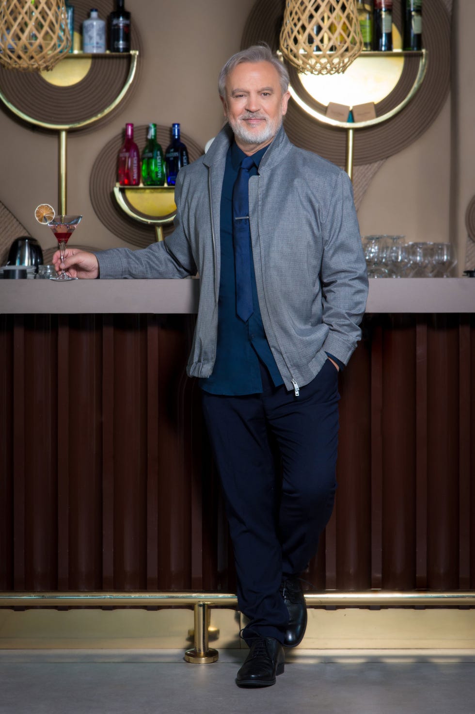 el cantante y colaborador posa, muy guapo, en una barra de cócteles