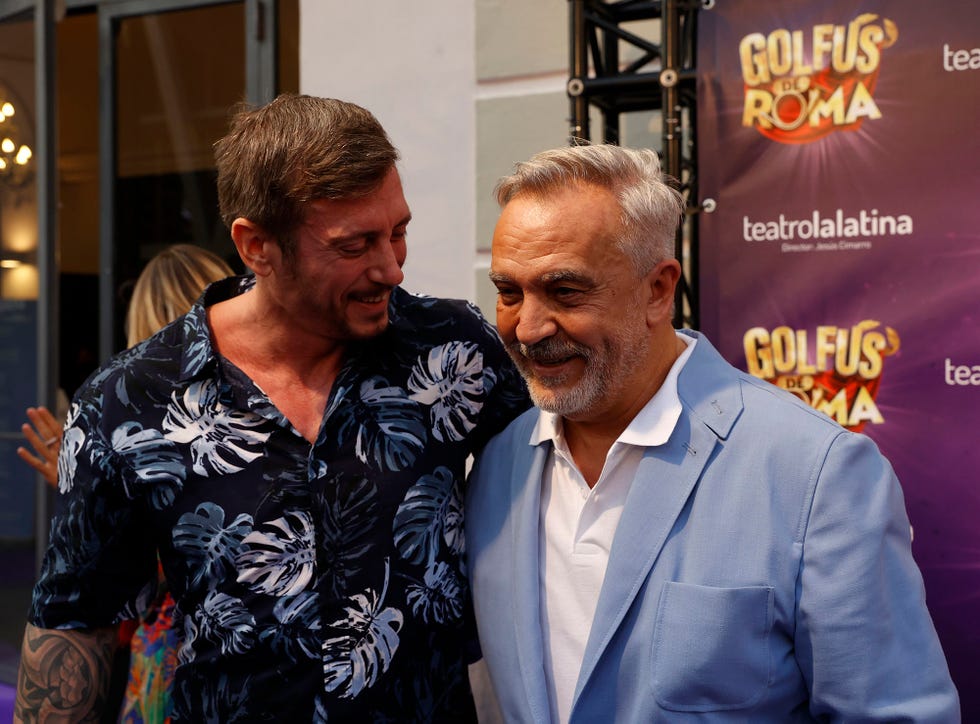 el colaborador bromea con su pareja en el estreno del musical golfus de roma
