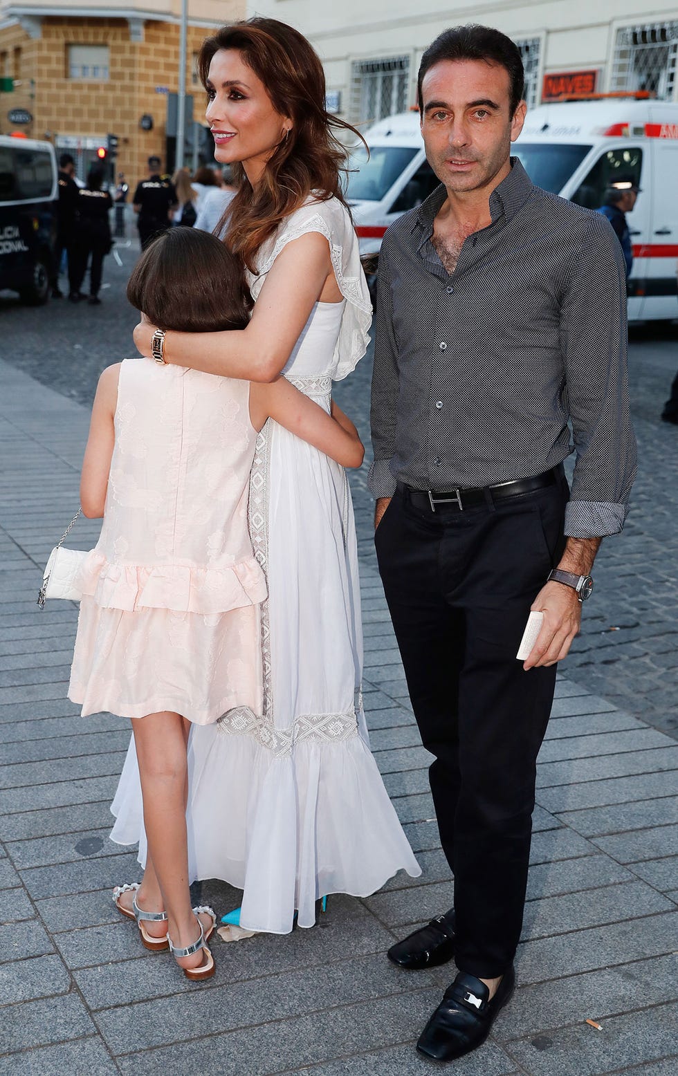 enrique ponce y su mujer, paloma cuevas con una de sus hijas