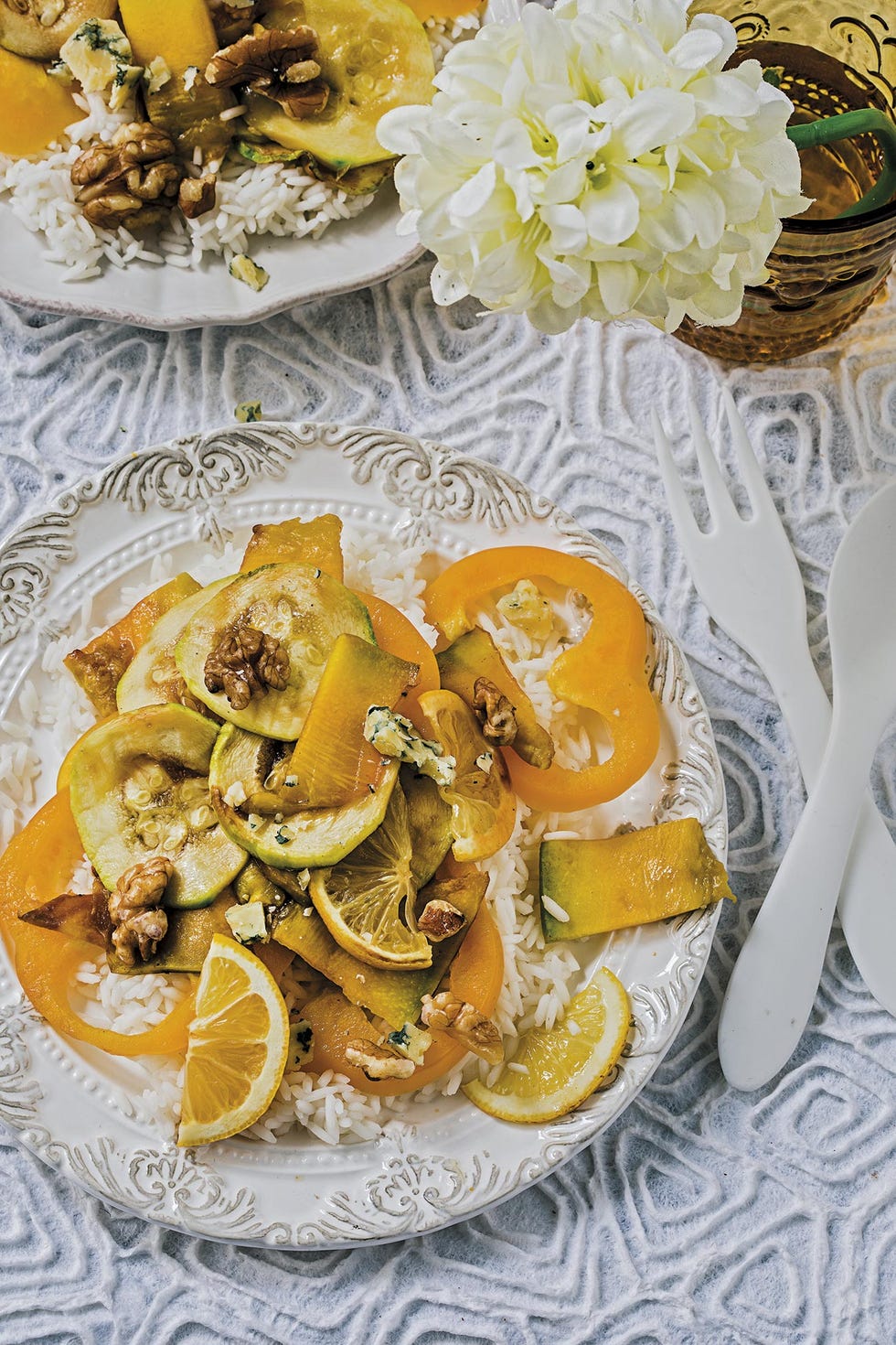 ensalada amarilla con arroz blanco