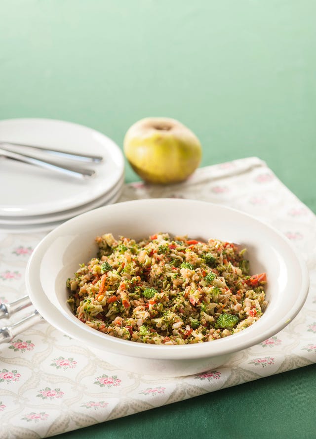 ensalada de brócoli, pimiento y manzana
