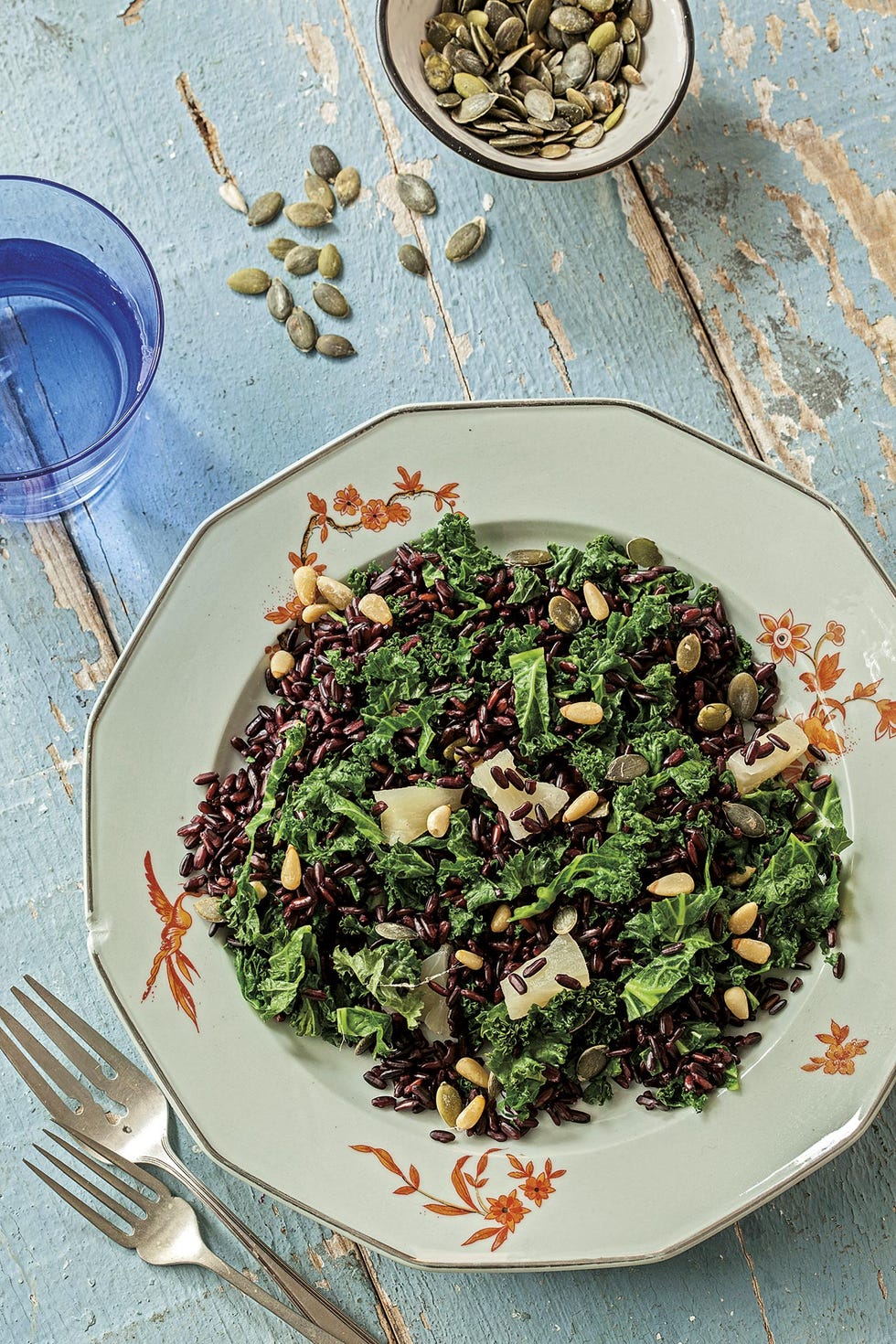 ensalada de arroz negro, frutos secos y kale