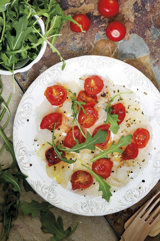 ensalada de bacalao con tomates cherry y rúcula