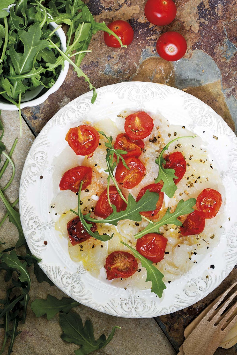 ensalada de bacalao con tomates cherry y rúcula
