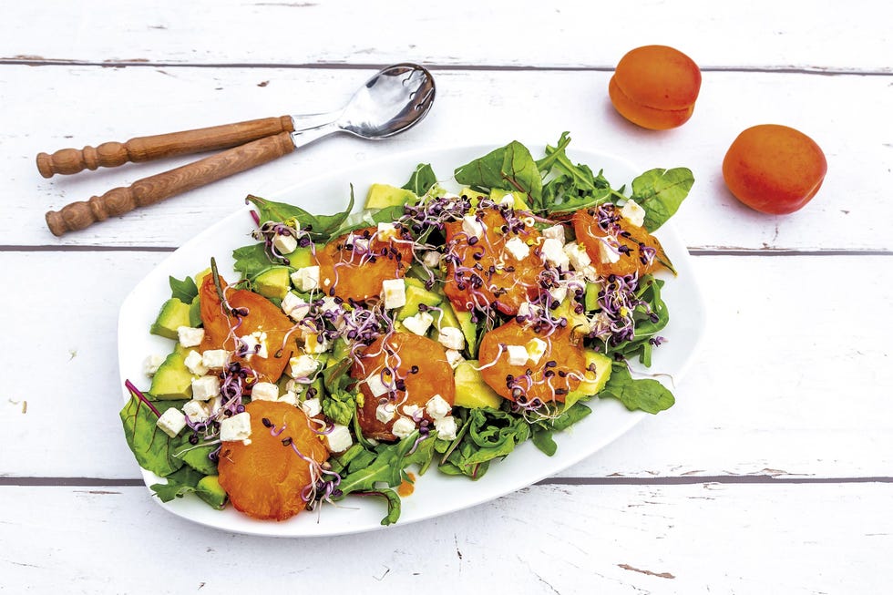 ensalada de brotes tiernos con albaricoques