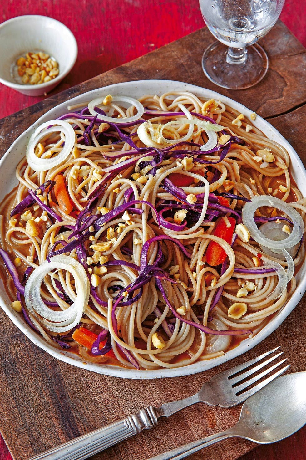 ensalada de fideos soba con lombarda y cacahuetes