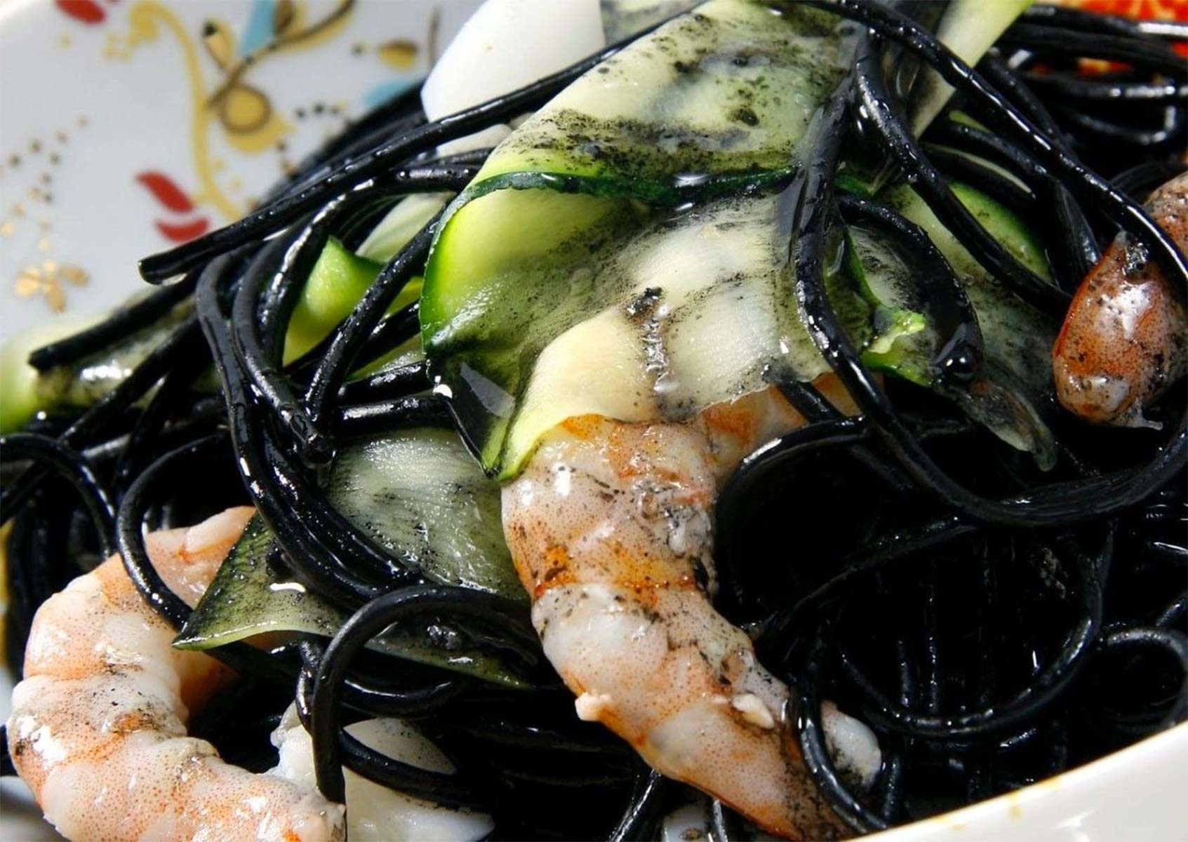 ensalada de espaguetis negros con langostinos y sepia