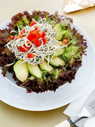 ensalada de gulas y aguacate