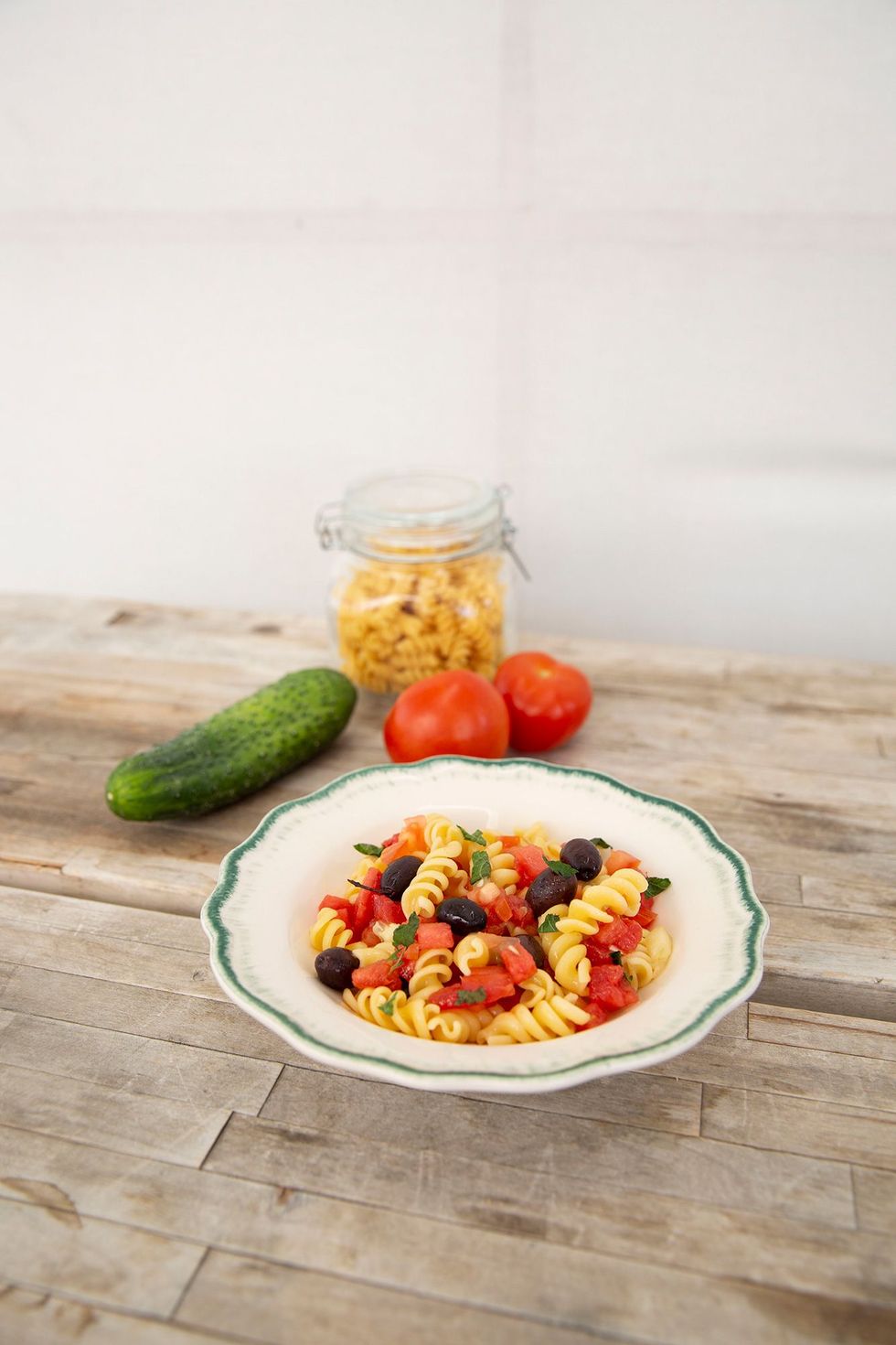 ensalada de pasta griega con tomate, pepino y aceitunas de footropia