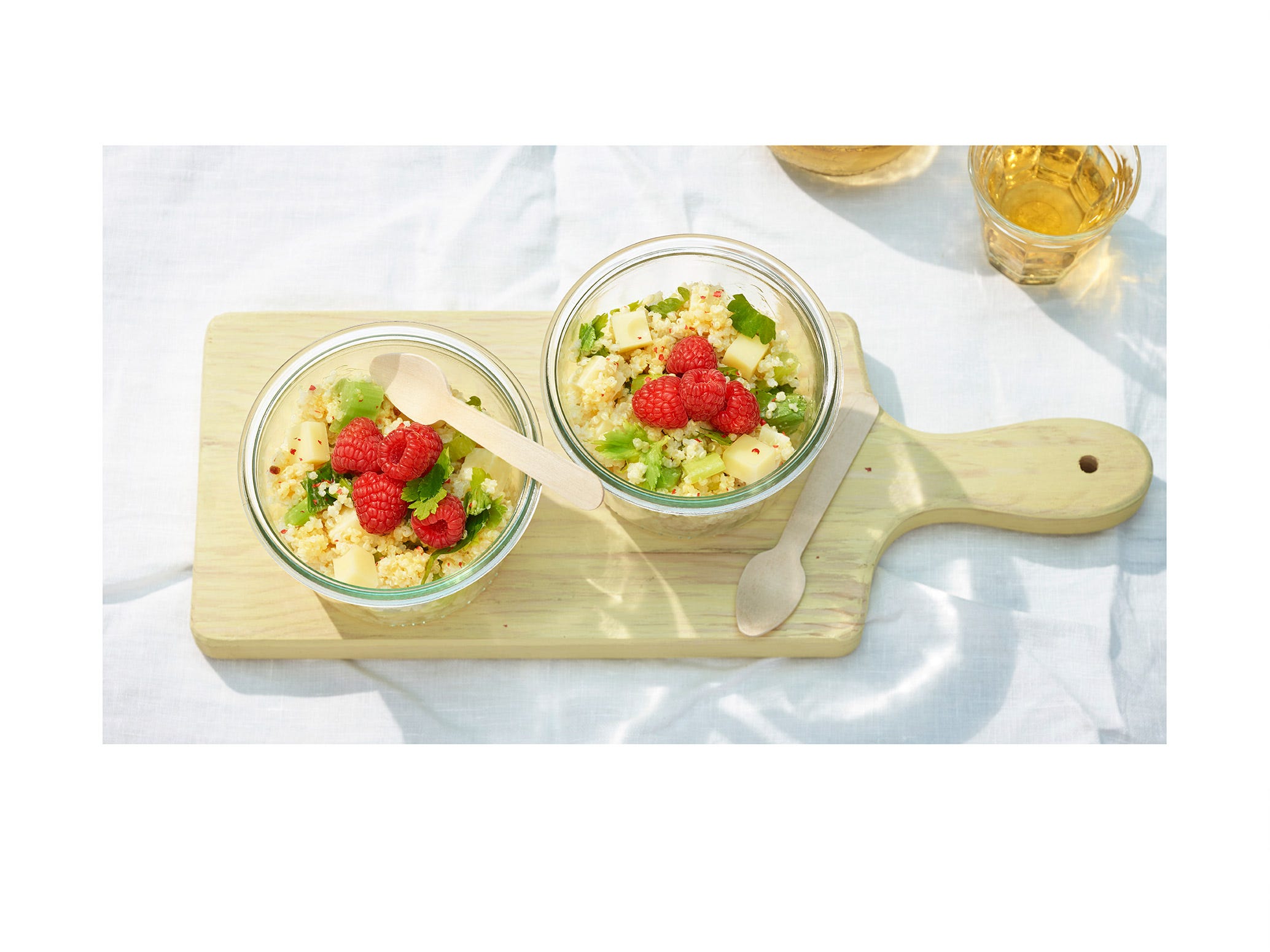 ensalada de quinua con frambuesas y emmentaler