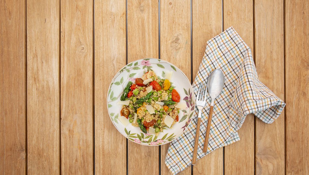 preview for Receta de ensalada de quinoa con trigueros, parmesano y cherrys asados, por Foodtropia