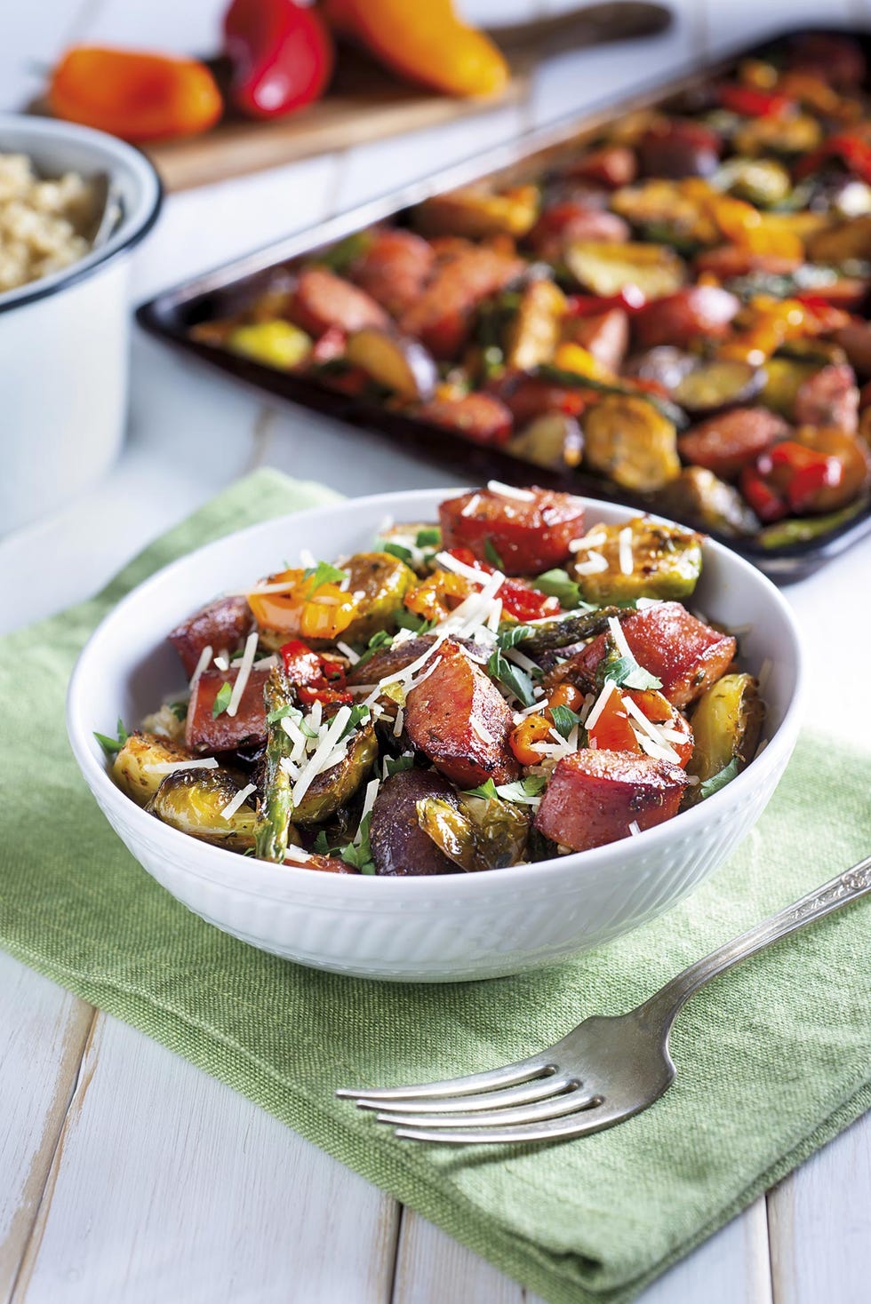 ensalada templada de salchichas con coles de bruselas y espárragos
