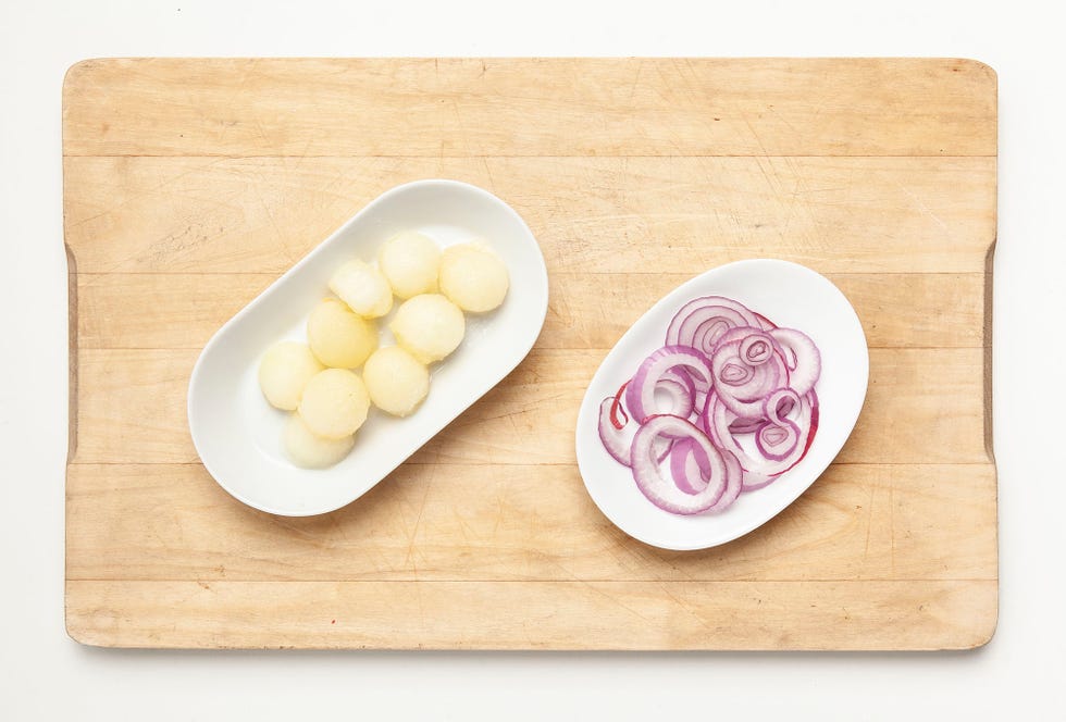 bolitas de melón y rodajas de cebolla roja