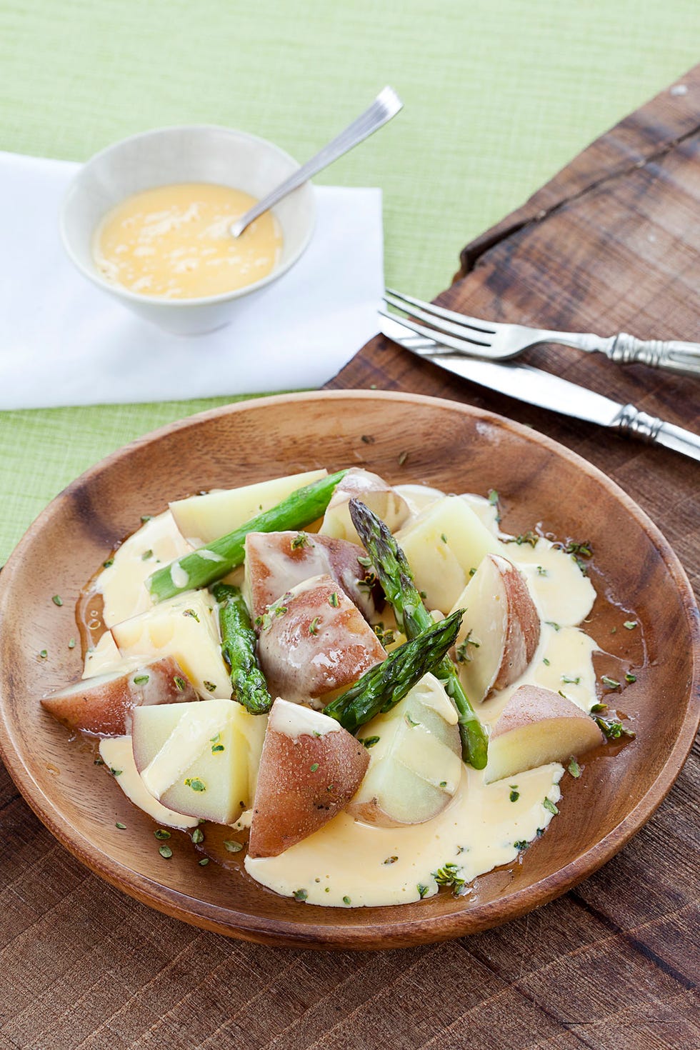 ensalada de patatas rojas y espárragos