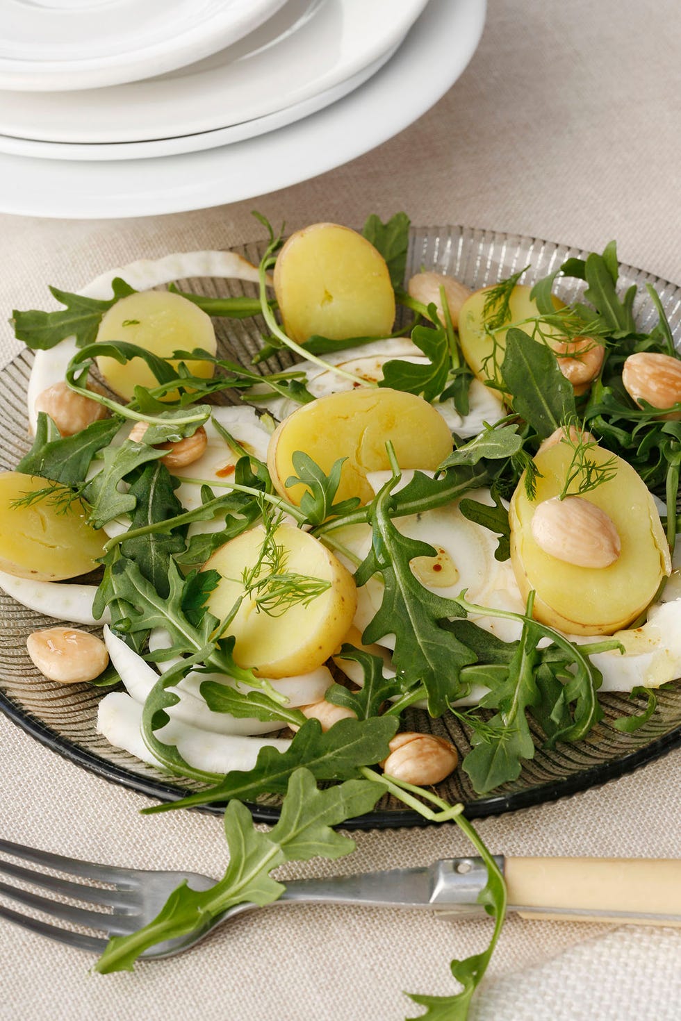 ensalada de patatas, rúcula y almendras