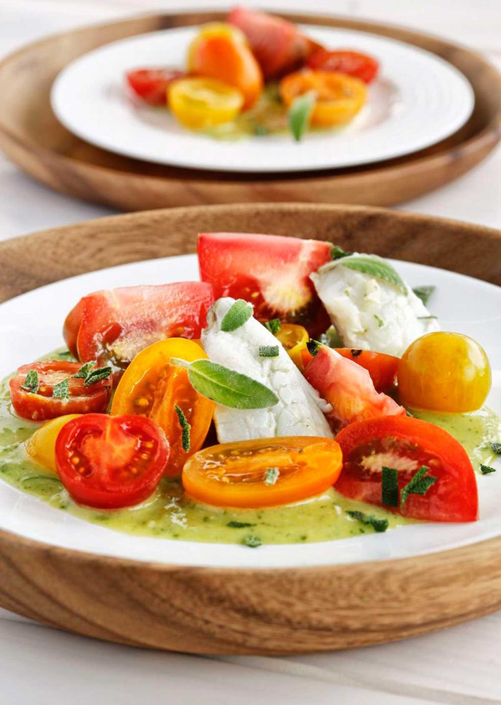 ensalada de tomates variados y dorada