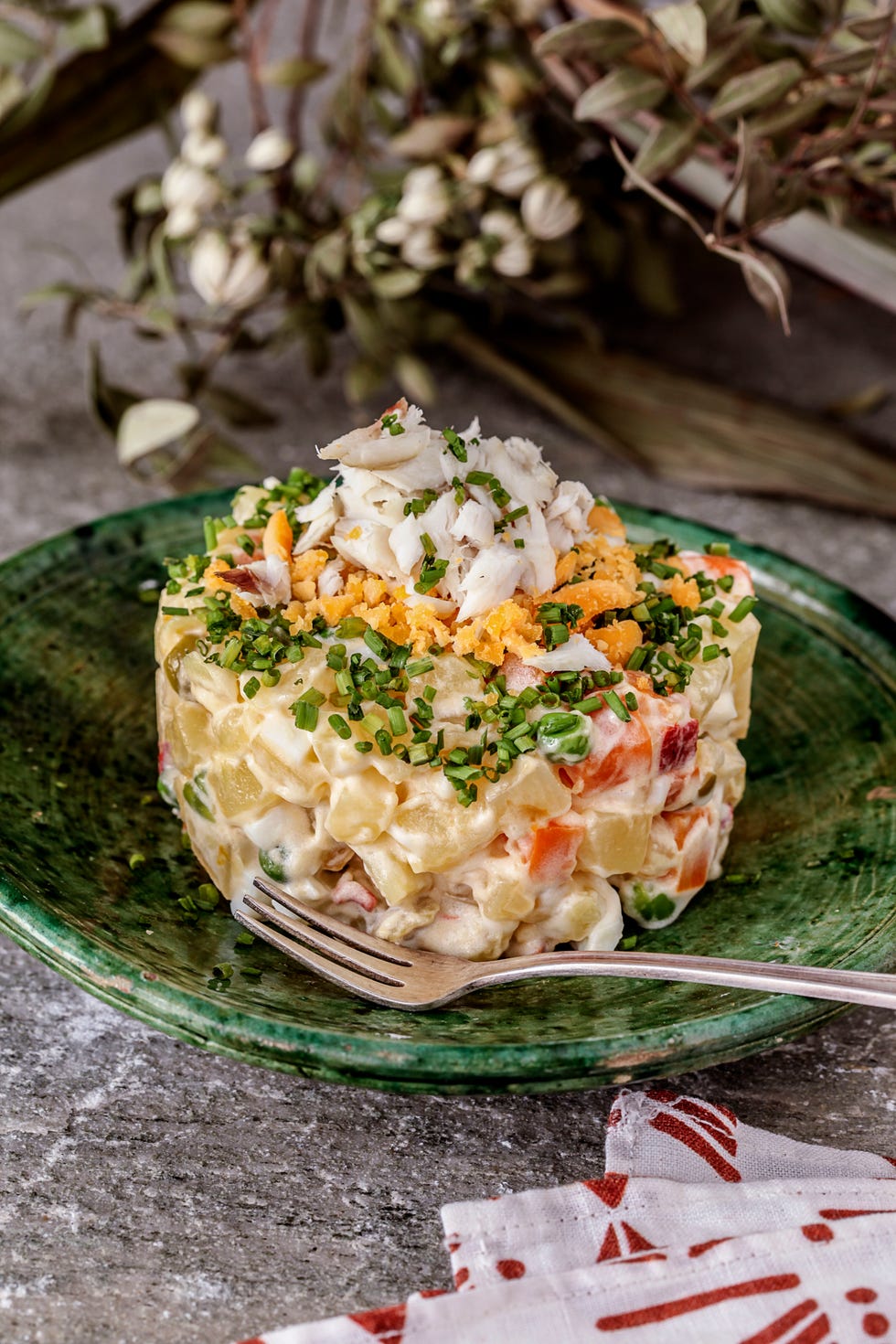 ensaladilla rusa con lubina asada