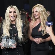 jamie lynn spears and britney spears at the 2017 radio disney music awards