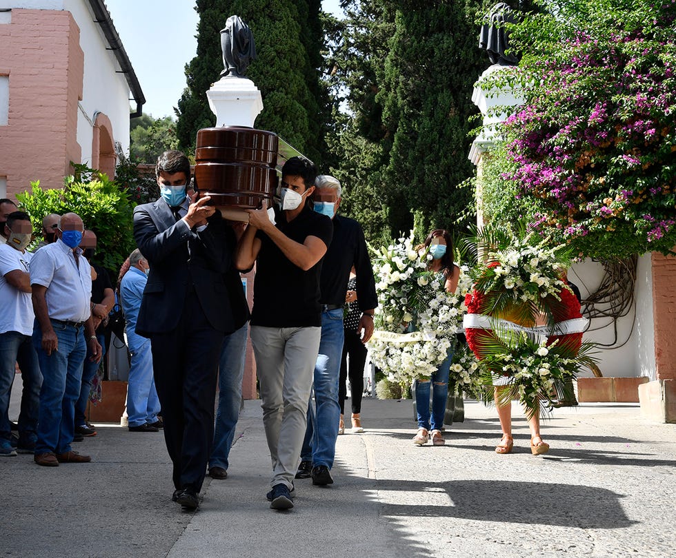 jesulín de ubrique y victor janeiro llevan el féretro de su padre humberto janeiro el día de su entierro