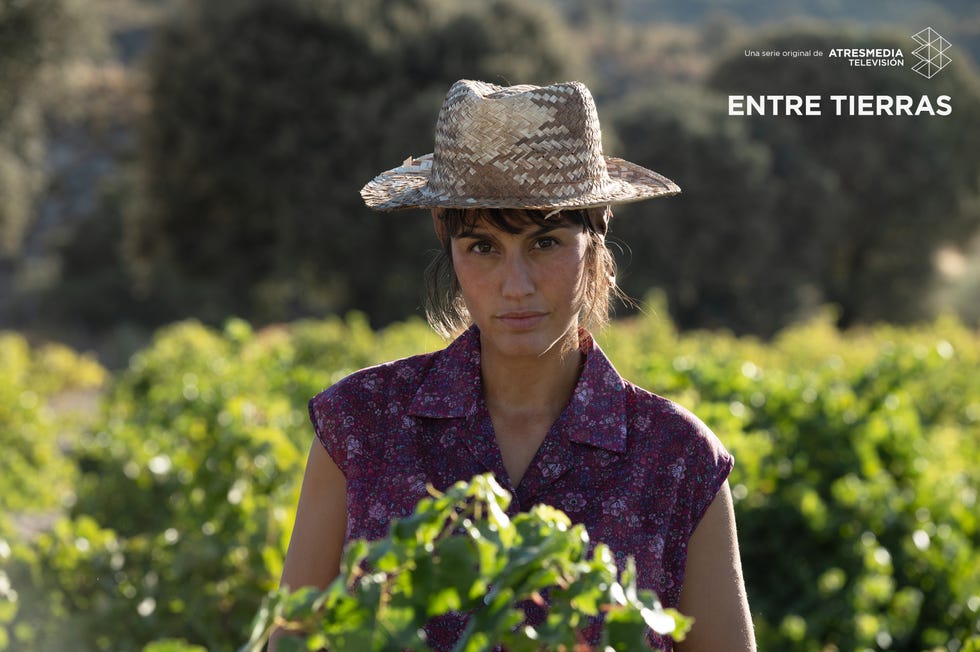 megan montaner en la primera imagen difundida de la serie de antena 3 entre tierras