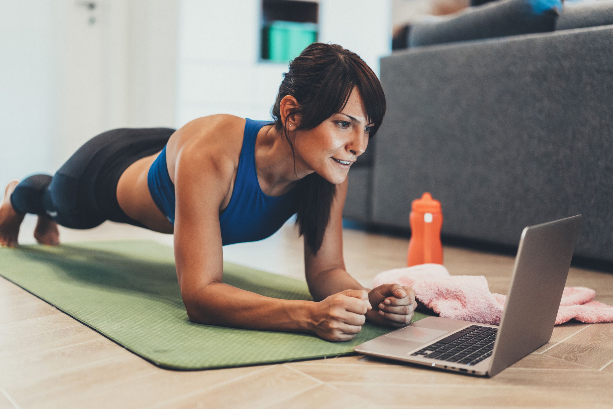 5 ejercicios que más calorías queman y que puedes hacer en cama