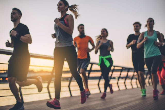 varios corredores entrenan al atardecer