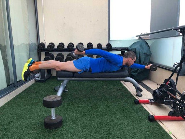 El triatleta invidente Jota entrenando en la terraza de su casa.  