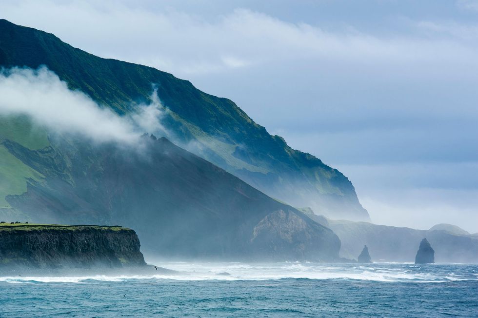 Het Britse overzeese gebied Tristan da Cunha wordt gezien als een van de meest afgelegen bewoonde eilanden ter wereld De regering van het Verenigd Koninkrijk zegde dit jaar toe om 676000 vierkante kilometer oceaan rond het eiland een beschermde status te verlenen