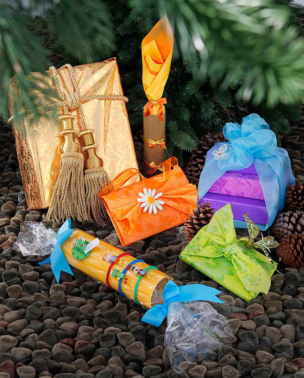 un bodegón de paquetes para darte ideas de cómo envolver regalos navideños
