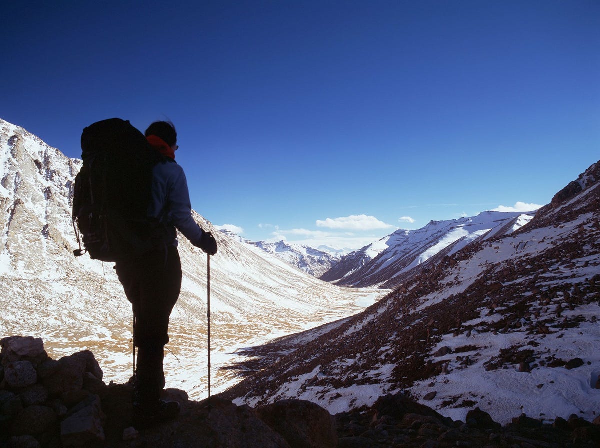 Reden om te gaan je beoefent yoga of zoekt spirituele verlichtingVolledige trektocht niemand heeft ooit op de 6637 meter hoge top van de berg Kailash gestaan een piramidevormige piek die door aanhangers van het hindoesme boeddhisme de Bnreligie en het Janisme als heilige plek wordt beschouwd Hoewel het verboden is de berg te beklimmen trekt het 53 kilometer lange wandelpad rond de top talloze pelgrims die daar bidden om de kracht en zegen van de berg en op zoek gaan naar spirituele ervaringen Je komt er toeristen tegen die twee of drie dagen over n rondgang doen Tibetanen die het in n dag proberen en pelgrims die  in gestrekte houding en met de buik liggend op de grond  meerdere rondgangen proberen af te leggen De hoogte van deze uitdagende trekroute in de Himalaya ligt tussen de 4500 en 5800 meter want op de rondgang  de kora  trek je langs beekjes maak je tussenstops bij watervallen die ook als mediteerplekken dienen bestijg je de 5638 meter hoge pas van Dolma La en doe je de heilige grot van Zuthal Puk aan die ook wel de Grot der Wonderen wordt genoemd omdat de Tibetaanse yogi Milarepa hier meerdere spirituele handelingen zou hebben verricht Na het voltooien van de kora kun je genieten van een duik in het heilige en zuiverende water van het Manasarovarmeer een van de hoogstgelegen meren ter wereld
