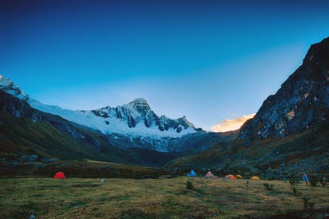 Reden om te gaan je bent een reiziger op zoek naar een ZuidAmerikaans avontuur voorbij de Inca Trail als bergwandelaar wil je je eerste avontuur in het hooggebergte meemaken of je wilt als trekker acclimatiseren voordat je een hoger gelegen route gaat afleggenMet tientallen toppen van boven de 5000 meter en 16 bergen van rond en boven de 6000 meter waaronder de 6768 meter hoge Huascarn  de hoogste berg van Peru  is de Cordillera Blanca een onderdeel van de Andes de hoogste bergketen buiten Azi een van de plekken op aarde met de grootste concentratie van hoge pieken op het westelijk halfrond Op de Trek de Santa Cruz verken je een klein gedeelte van een 21 kilometer brede en 177 kilometer lange bergcorridor De route is betrekkelijk gemakkelijk en is in drie  vier dagen af te leggen waarbij je de toeristen van de Inca Trail mijdt en voor de rest van alles tegenkomt van weidse valleien besneeuwde pieken en gletsjermeren tot woeste bergrivieren en lagunes in prachtige kleurenDe Trek de Santa Cruz loopt door beschermd gebied in het Nationale Park van Huascarn een Werelderfgoed van de UNESCO vanwege zijn wilde natuur en geologische fenomenen Terwijl je de spectaculaire ruggengraat van het continent doorkruist passeer je het hoogste punt op de 4748 meter hoge pas van Punta Unin waar je wordt beloond met indrukwekkende uitzichten over majestueuze besneeuwde toppen en de vallei van de rivier de Santa Cruz een weidse vlakte die wordt doorsneden door een netwerk van zijrivierenBegin en eindig je reis in Huaraz een bruisend stadje en ht trekkerscentrum van Peru Vandaar kun je je tocht uitstippelen gidsen huren of gelijkgestemde trekkers ontmoeten die de Santa Cruz zonder gids willen afleggen of nog uitdagender routes willen proberen zoals de elfdaagse Huayhuashrondgang die over de 5490 meter hoge Punta Coyocpas loopt